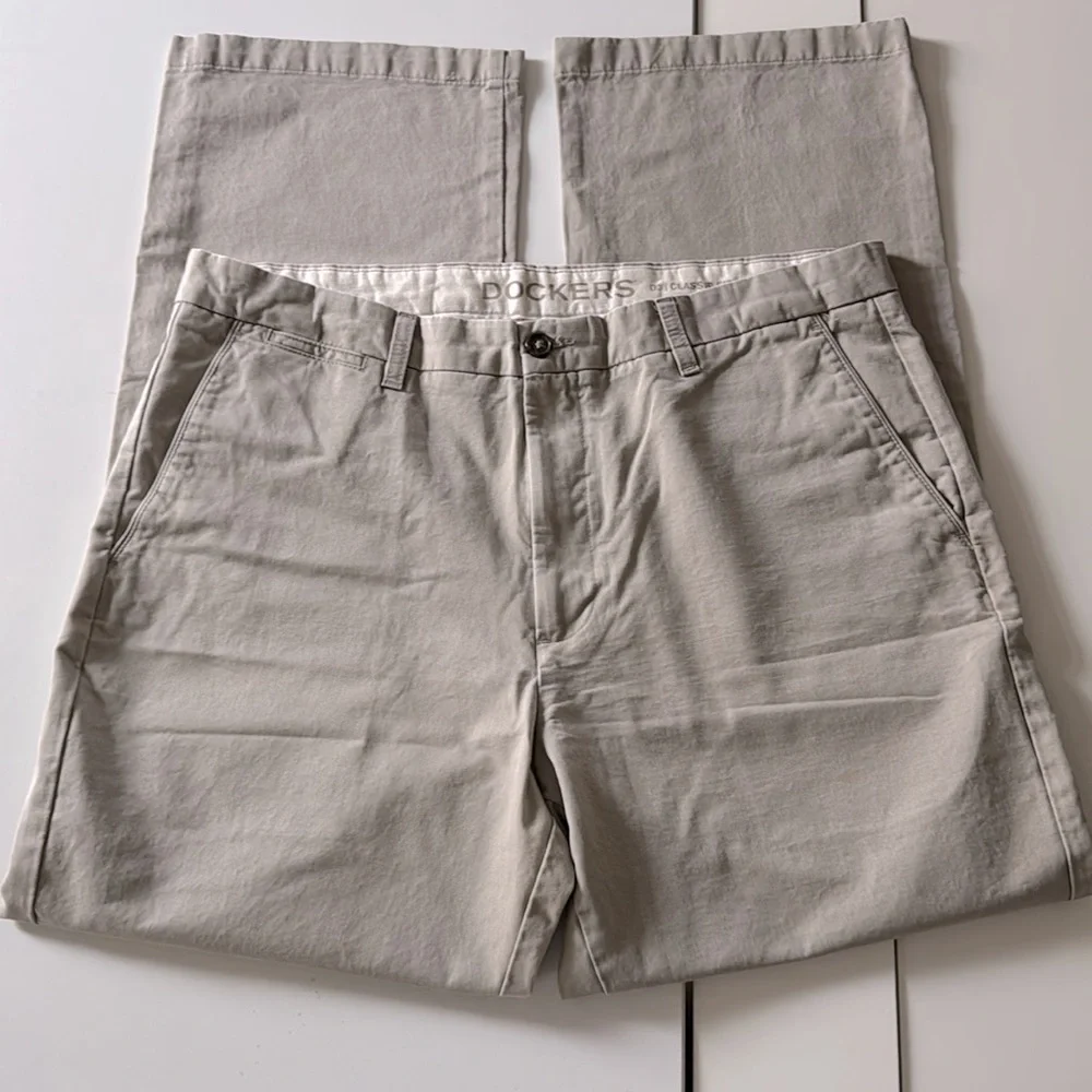 Dockers Classic fit Khaki/Tan pants Size 38/32